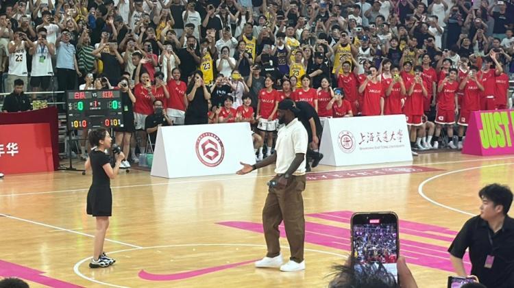 詹姆斯现身上海交大 与全场球迷热情互动